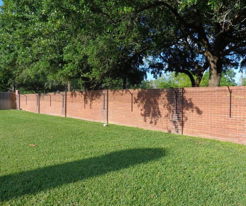 Curved Fence Extender for Dogs